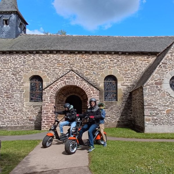 Scooters de Brocéliande devant l'église du Graal à Tréhorenteuc