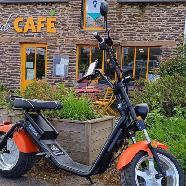 Scooters de Brocéliande devant le Brocéliande Café